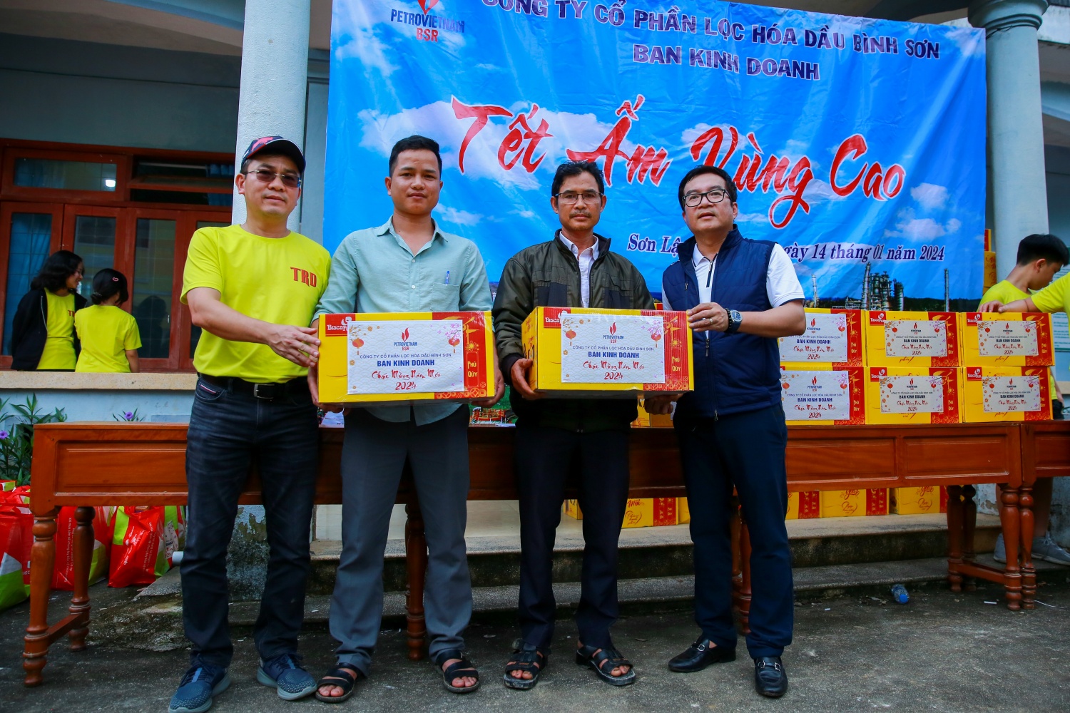Ban Kinh doanh BSR mang “Tết ấm” đến vùng cao huyện Sơn Tây, tỉnh Quảng Ngãi Ban Kinh doanh BSR mang “Tết ấm” đến vùng cao huyện Sơn Tây, tỉnh Quảng Ngãi