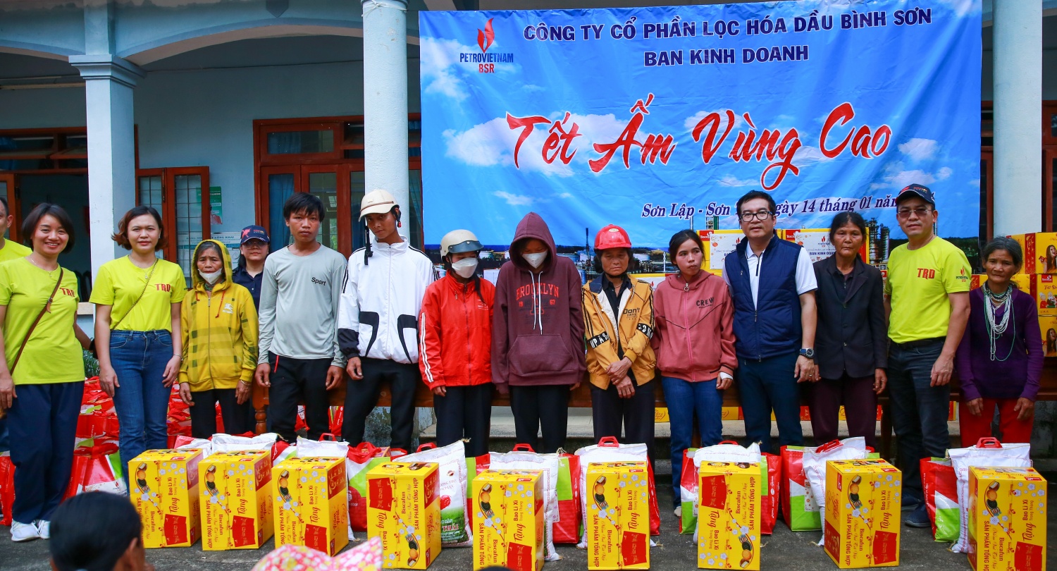 Ban Kinh doanh BSR mang “Tết ấm” đến vùng cao huyện Sơn Tây, tỉnh Quảng Ngãi Ban Kinh doanh BSR mang “Tết ấm” đến vùng cao huyện Sơn Tây, tỉnh Quảng Ngãi