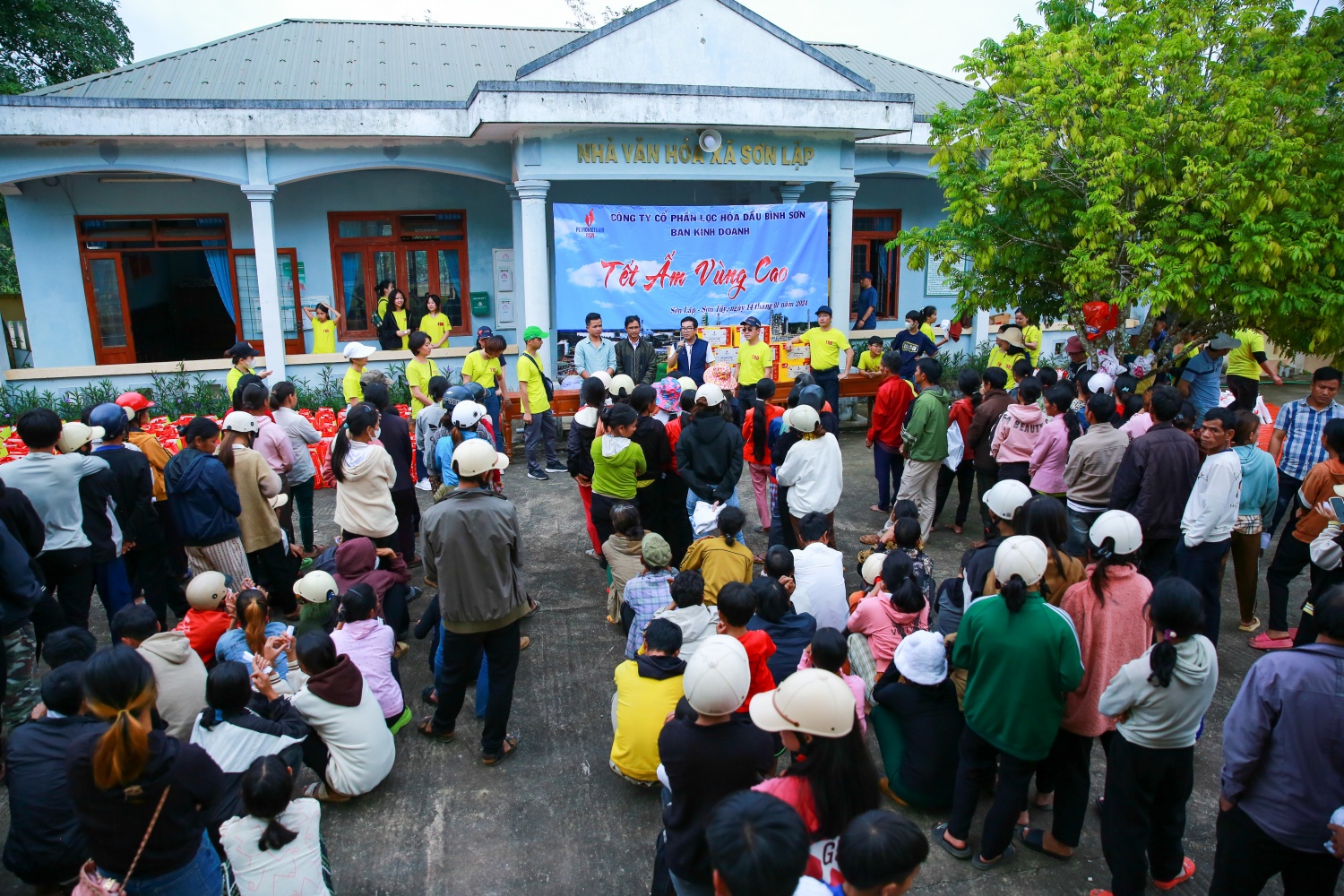 Ban Kinh doanh BSR mang “Tết ấm” đến vùng cao huyện Sơn Tây, tỉnh Quảng Ngãi Ban Kinh doanh BSR mang “Tết ấm” đến vùng cao huyện Sơn Tây, tỉnh Quảng Ngãi
