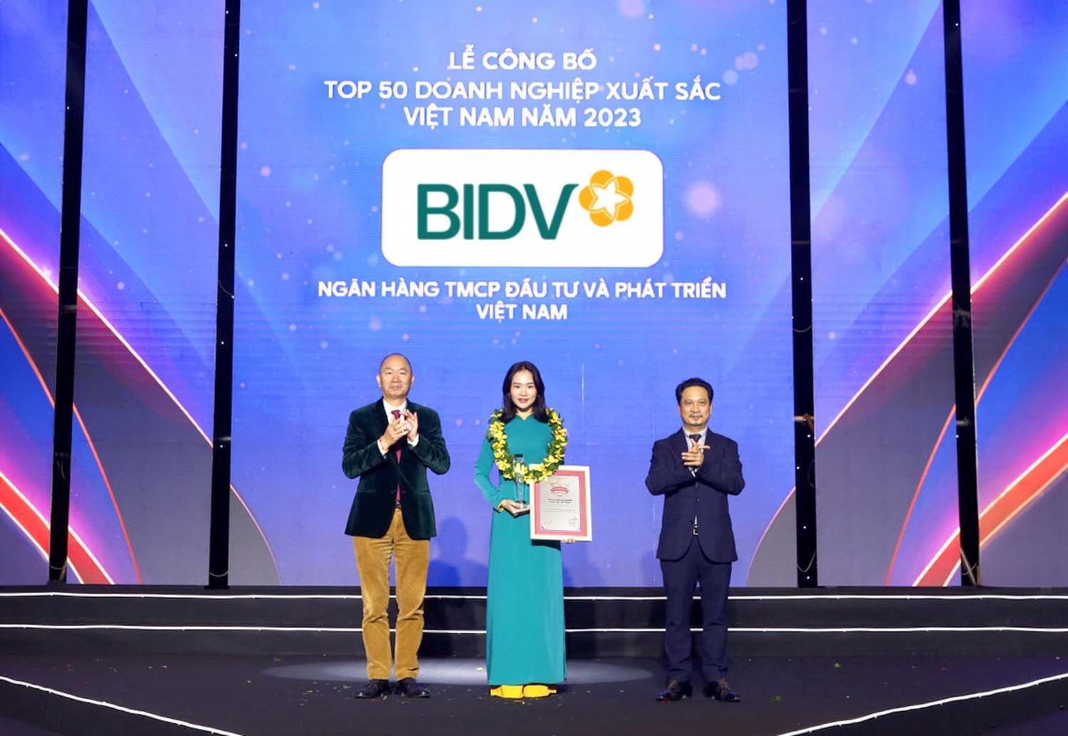 BIDV giữ vững vị trí Top 50 doanh nghiệp xuất sắc Việt Nam năm 2023 BIDV giữ vững vị trí Top 50 doanh nghiệp xuất sắc Việt Nam năm 2023