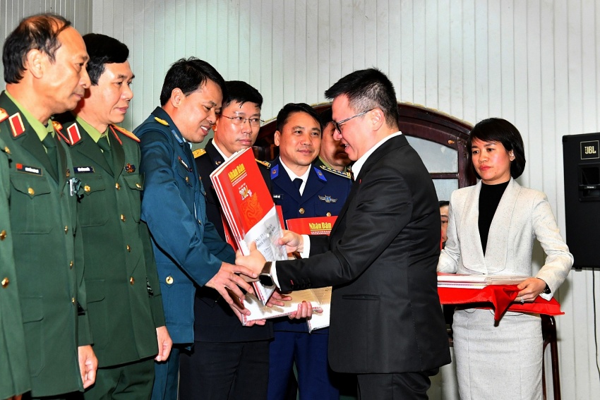 Petrovietnam đồng hành cùng Báo Nhân Dân trao tặng báo Xuân đến cán bộ, chiến sĩ biên giới, hải đảo