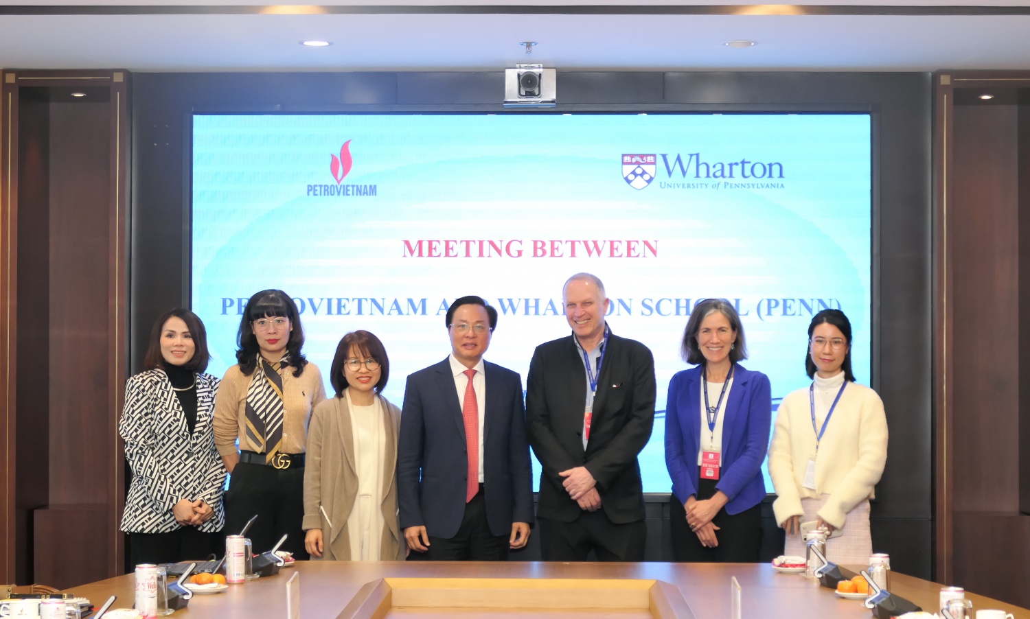 Ông Bùi Minh Tiến - Thành viên HĐTV Tập đoàn Dầu khí Việt Nam tiếp đoàn đại biểu trường Wharton