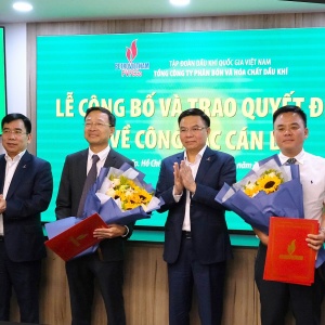 Công bố và trao các quyết định về công tác cán bộ của PVFCCo