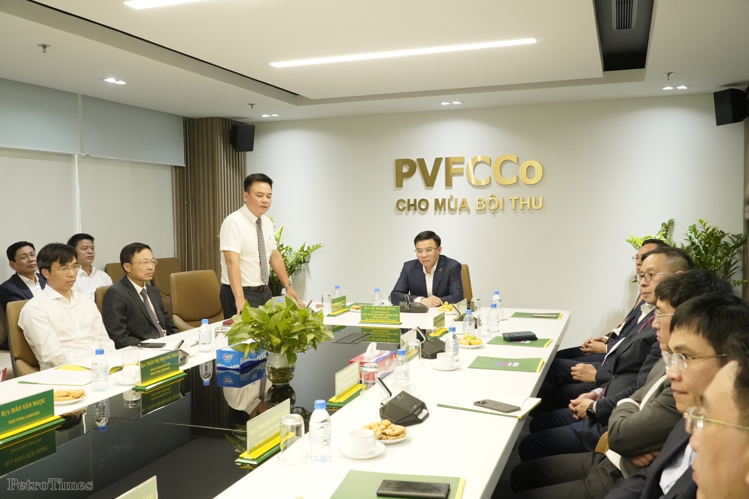 Công bố và trao các quyết định về công tác cán bộ của PVFCCo
