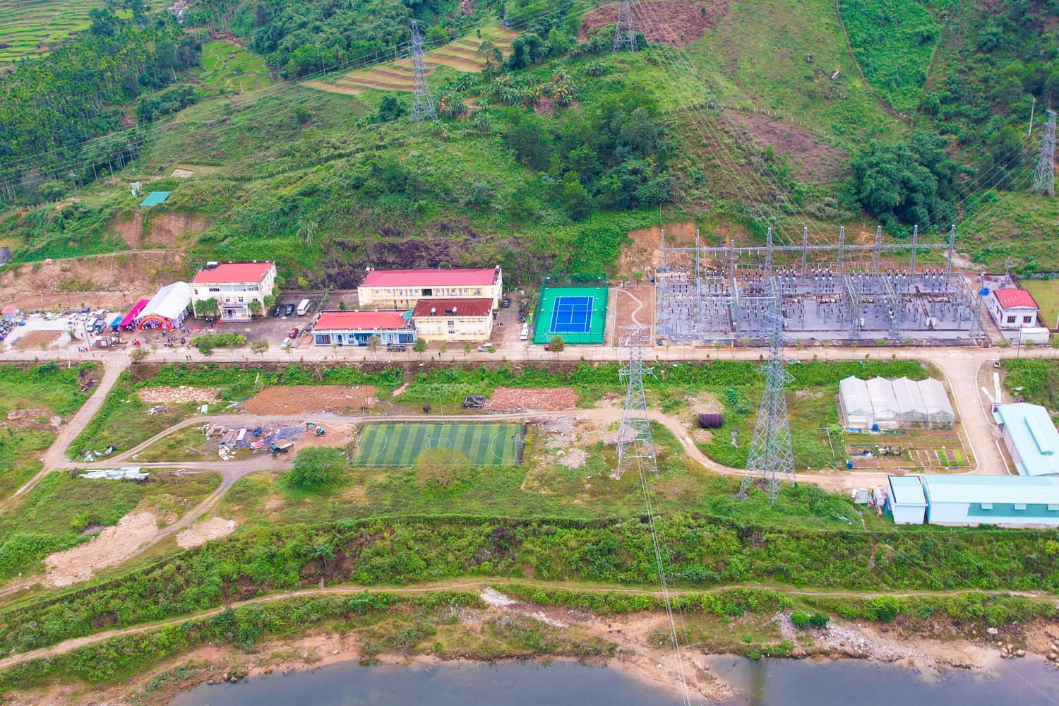 Đặc sắc chương trình “Xuân nghĩa tình Dầu khí - Tết ấm áp, sẻ chia” tại thuỷ điện Đakđrinh Đặc sắc chương trình “Xuân nghĩa tình Dầu khí - Tết ấm áp, sẻ chia” tại thuỷ điện Đakđrinh