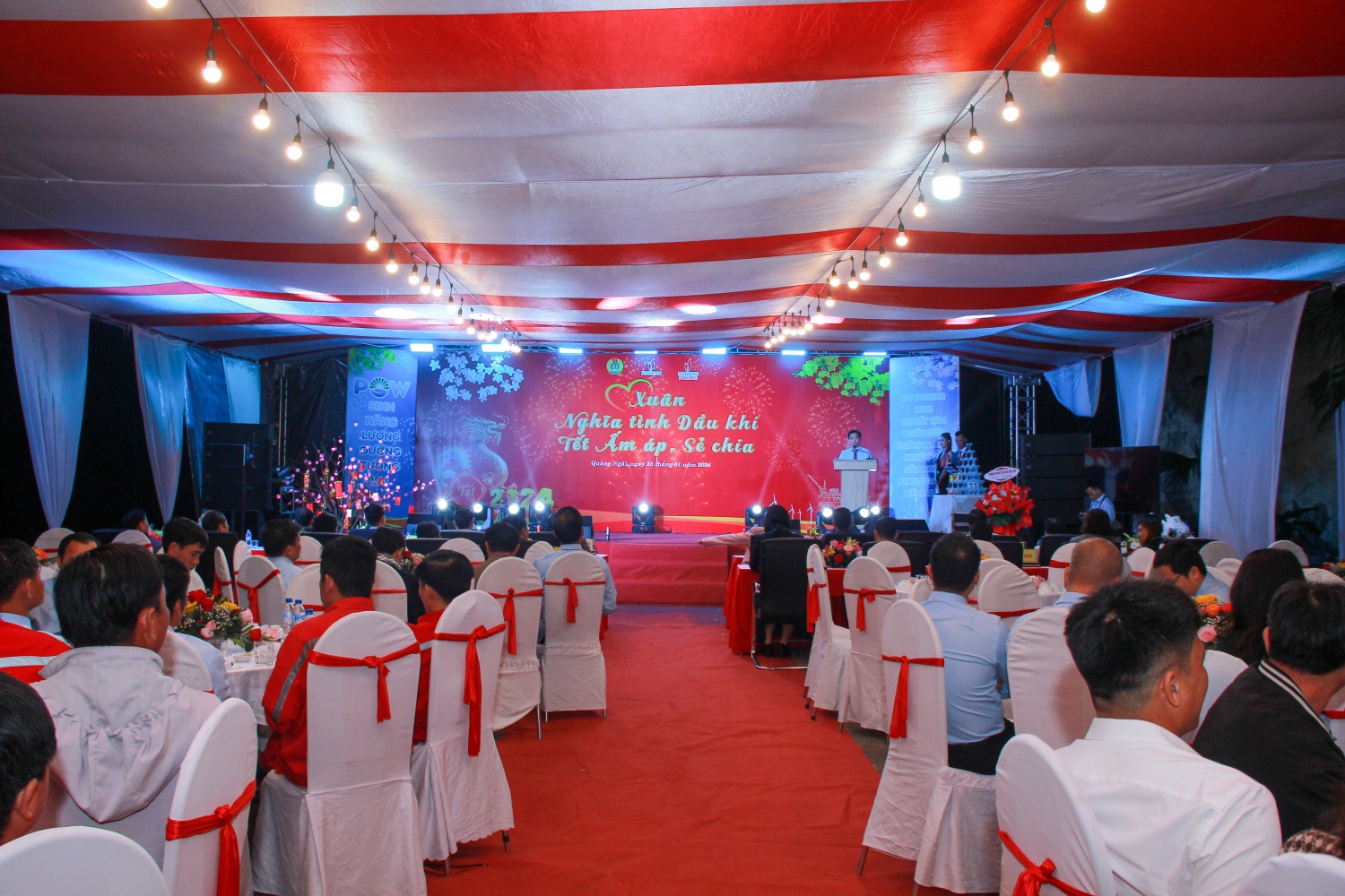 Đặc sắc chương trình “Xuân nghĩa tình Dầu khí - Tết ấm áp, sẻ chia” tại thuỷ điện Đakđrinh Đặc sắc chương trình “Xuân nghĩa tình Dầu khí - Tết ấm áp, sẻ chia” tại thuỷ điện Đakđrinh