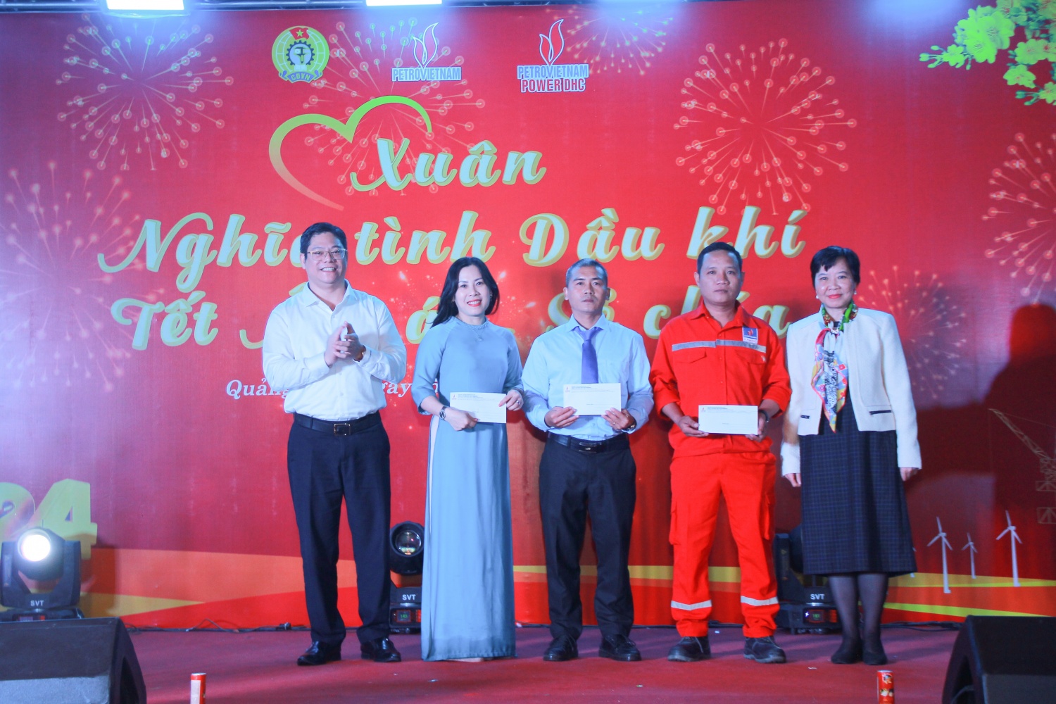 Đặc sắc chương trình “Xuân nghĩa tình Dầu khí - Tết ấm áp, sẻ chia” tại thuỷ điện Đakđrinh Đặc sắc chương trình “Xuân nghĩa tình Dầu khí - Tết ấm áp, sẻ chia” tại thuỷ điện Đakđrinh