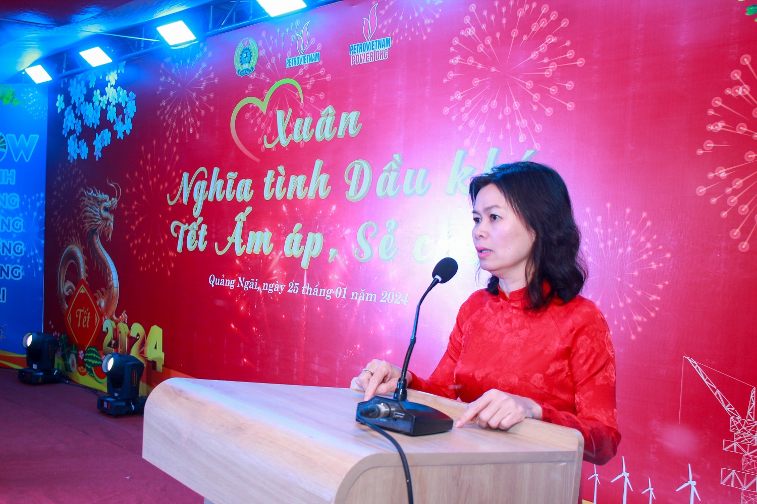 Đặc sắc chương trình “Xuân nghĩa tình Dầu khí - Tết ấm áp, sẻ chia” tại thuỷ điện Đakđrinh Đặc sắc chương trình “Xuân nghĩa tình Dầu khí - Tết ấm áp, sẻ chia” tại thuỷ điện Đakđrinh