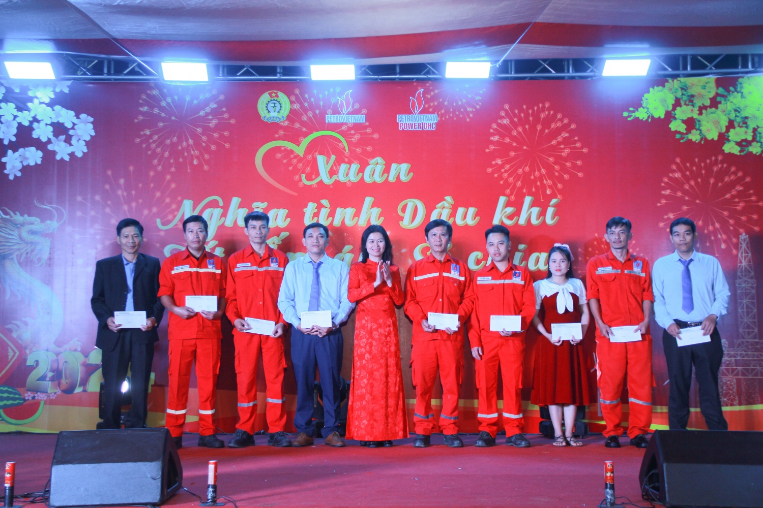 Đặc sắc chương trình “Xuân nghĩa tình Dầu khí - Tết ấm áp, sẻ chia” tại thuỷ điện Đakđrinh Đặc sắc chương trình “Xuân nghĩa tình Dầu khí - Tết ấm áp, sẻ chia” tại thuỷ điện Đakđrinh