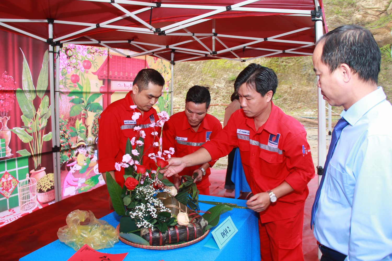 Đặc sắc chương trình “Xuân nghĩa tình Dầu khí - Tết ấm áp, sẻ chia” tại thuỷ điện Đakđrinh Đặc sắc chương trình “Xuân nghĩa tình Dầu khí - Tết ấm áp, sẻ chia” tại thuỷ điện Đakđrinh