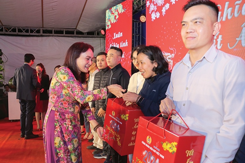 Tiếp tục khẳng định vị thế tiên phong trong hệ thống công đoàn Công đoàn Dầu khí Việt Nam tiếp tục khẳng định vị thế tiên phong trong hệ thống công đoàn
