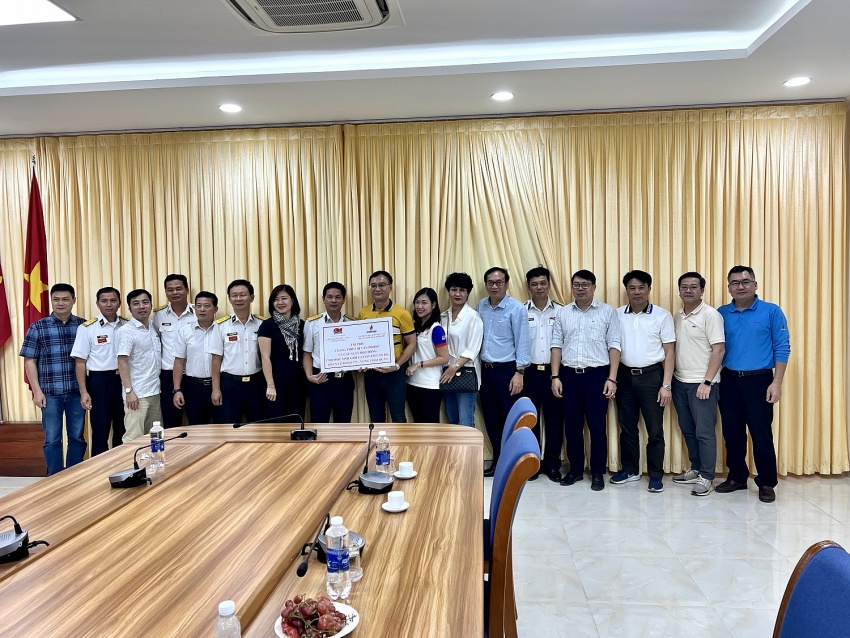 Đoàn công tác trao tặng tài trợ cho Lữ đoàn 175
