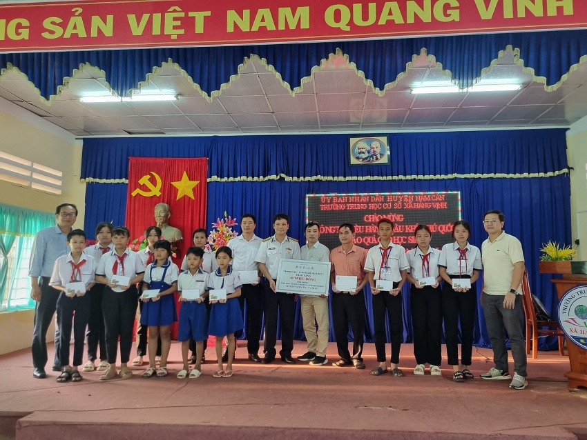 Đoàn trao quà cho các em học sinh có hoàn cảnh khó khăn trên địa bàn huyện Năm Căn.