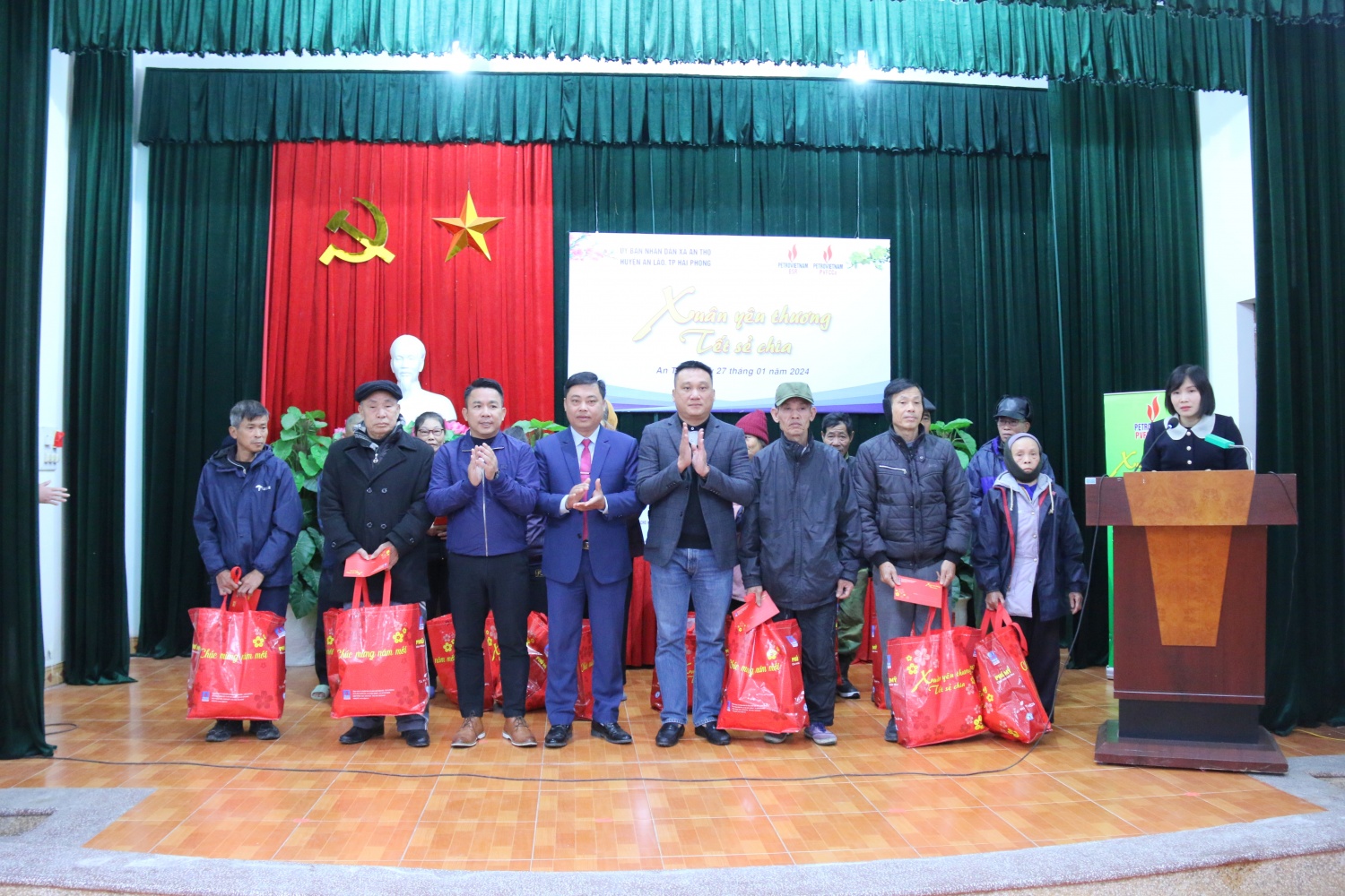 Lãnh đạo PVFFCCo miền Bắc tặng quà Tết