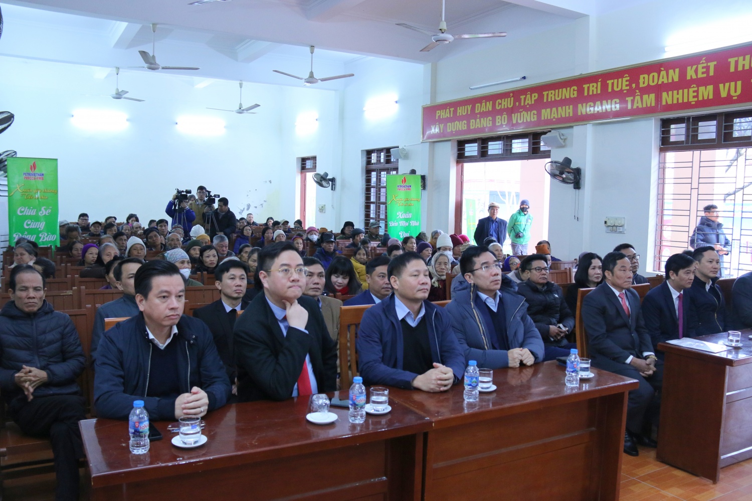 Petrovietnam và các đơn vị thành viên mang Petrovietnam và các đơn vị thành viên mang