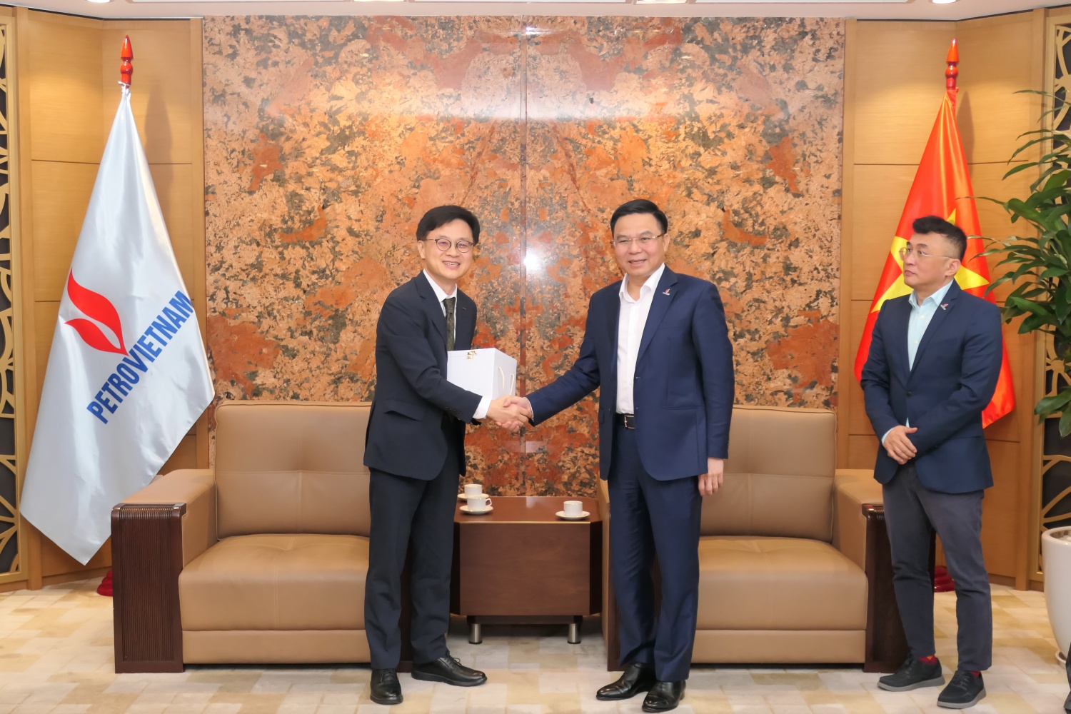 Chủ tịch HĐTV, Tổng Giám đốc Petrovietnam Lê Mạnh Hùng tặng quà lưu niệm cho lãnh đạo Tập đoàn Doosan.