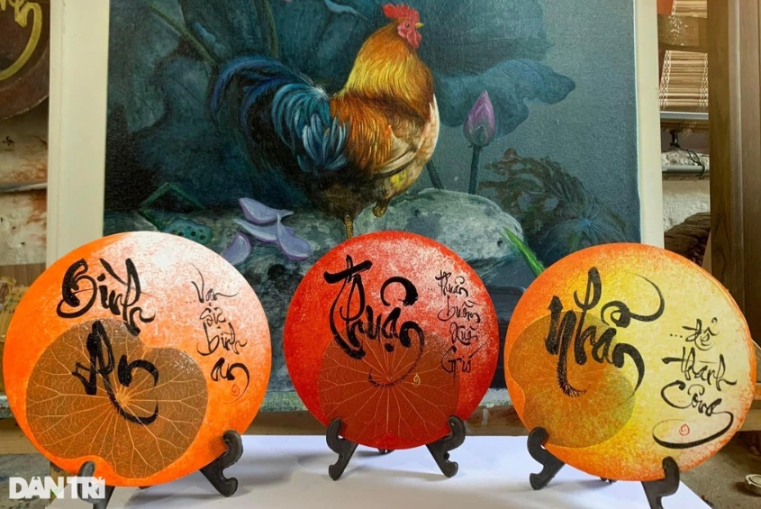 Những tác phẩm tranh vẽ kết hợp phôi lá sen (Ảnh: Thanh Tùng).