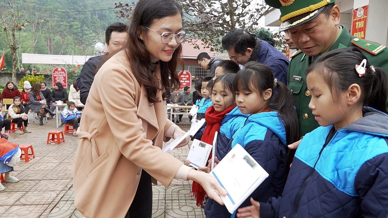 Đoàn Thanh niên PV Power mang "Áo ấm cho em" tại huyện Quế Phong, tỉnh Nghệ An Đoàn Thanh niên PV Power mang "Áo ấm cho em" tại huyện Quế Phong, tỉnh Nghệ An