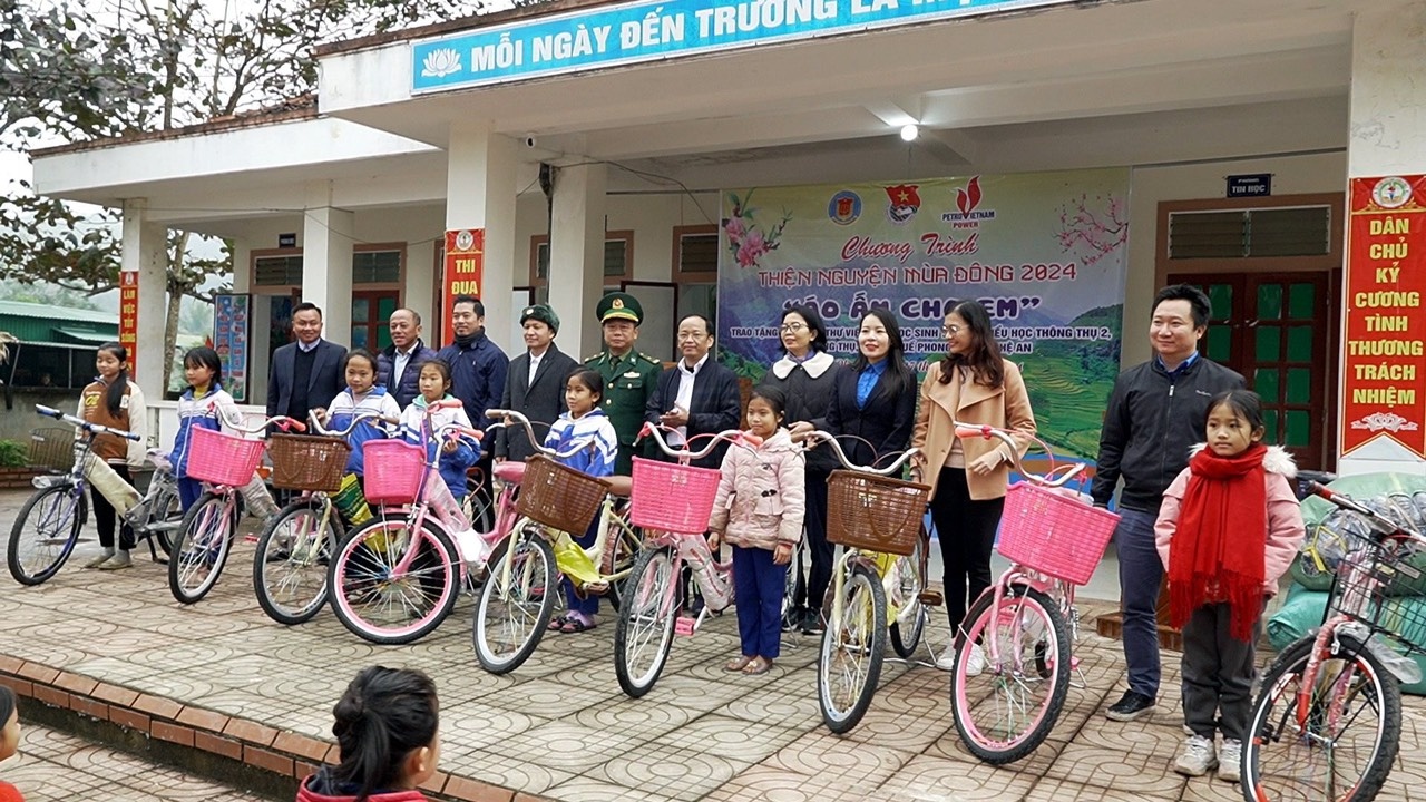 Đoàn Thanh niên PV Power mang "Áo ấm cho em" tại huyện Quế Phong, tỉnh Nghệ An Đoàn Thanh niên PV Power mang "Áo ấm cho em" tại huyện Quế Phong, tỉnh Nghệ An