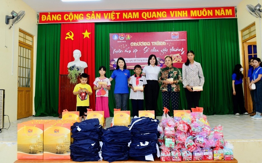 Đại diện Đảng uỷ, Công đoàn, Ban nữ công và Đoàn thanh niên trao quà cho các hộ gia đình và các em học sinh có hoàn cảnh khó khăn trên địa bàn xã