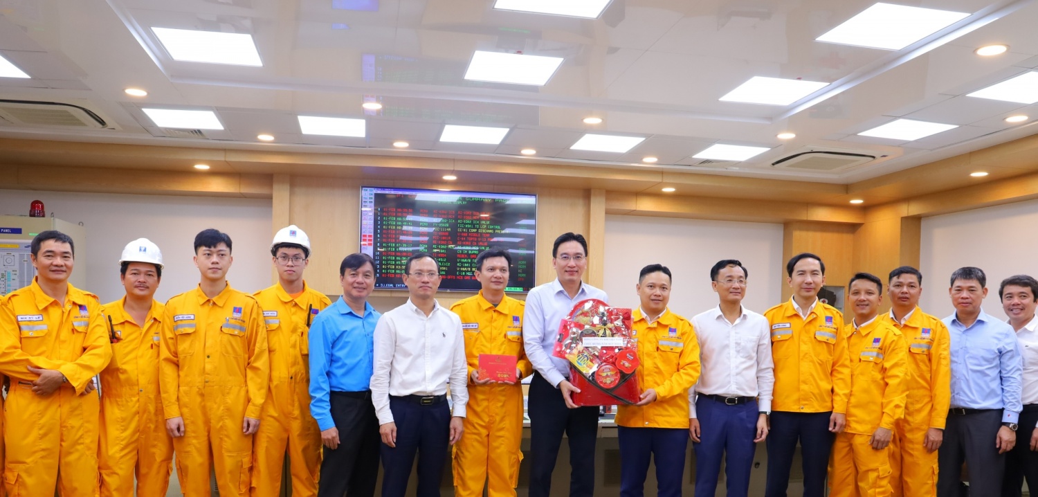 Lãnh đạo PV GAS tặng quà và chúc Tết tại GPP Dinh Cố Lãnh đạo PV GAS tặng quà và chúc Tết tại GPP Dinh Cố