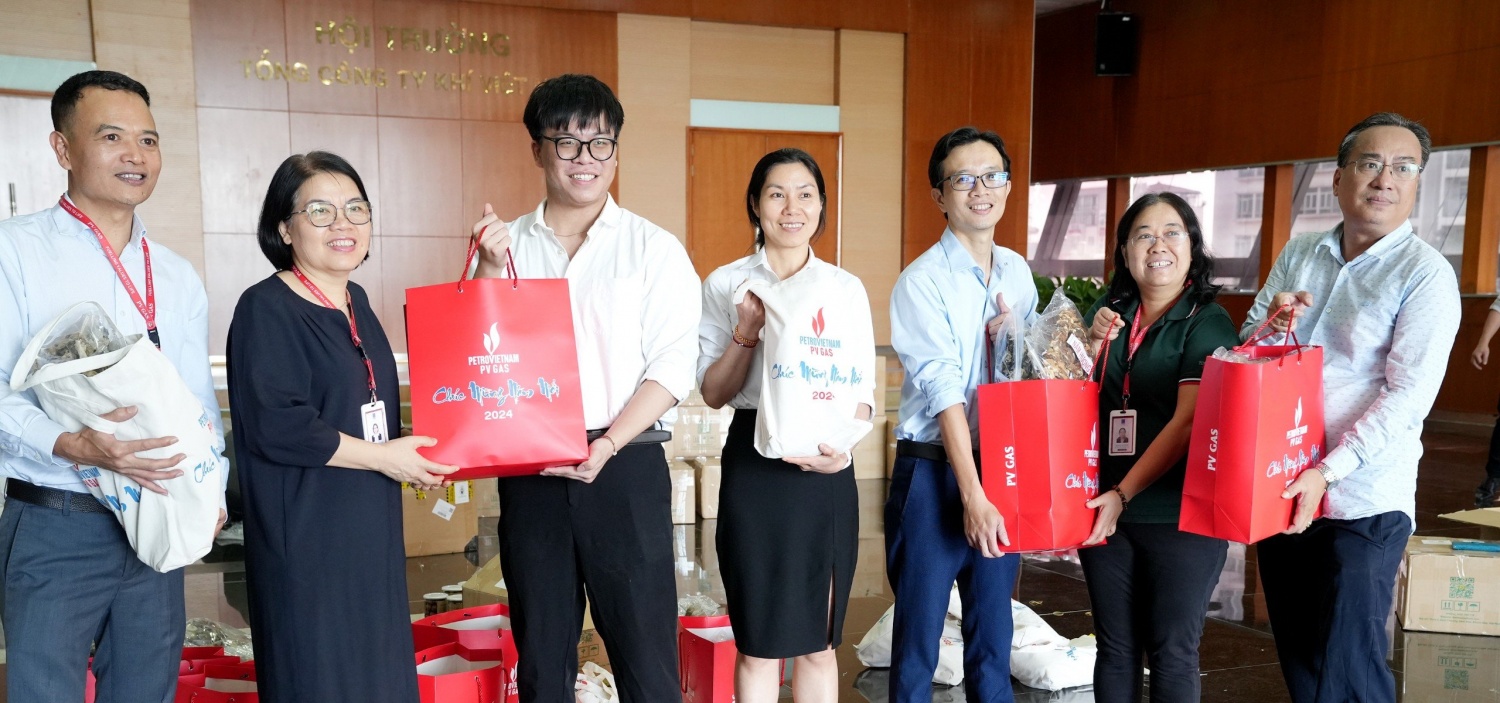 Bà Trần Thị Hoàng Anh – Phó Chủ tịch Công đoàn PV GAS trao quà Tết cho Cơ quan điều hành Tổng công ty