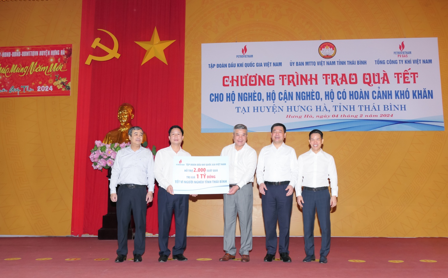 Petrovietnam/PV Gas mang Tết đến cho các hộ gia đình có hoàn cảnh khó khăn tỉnh Thái Bình