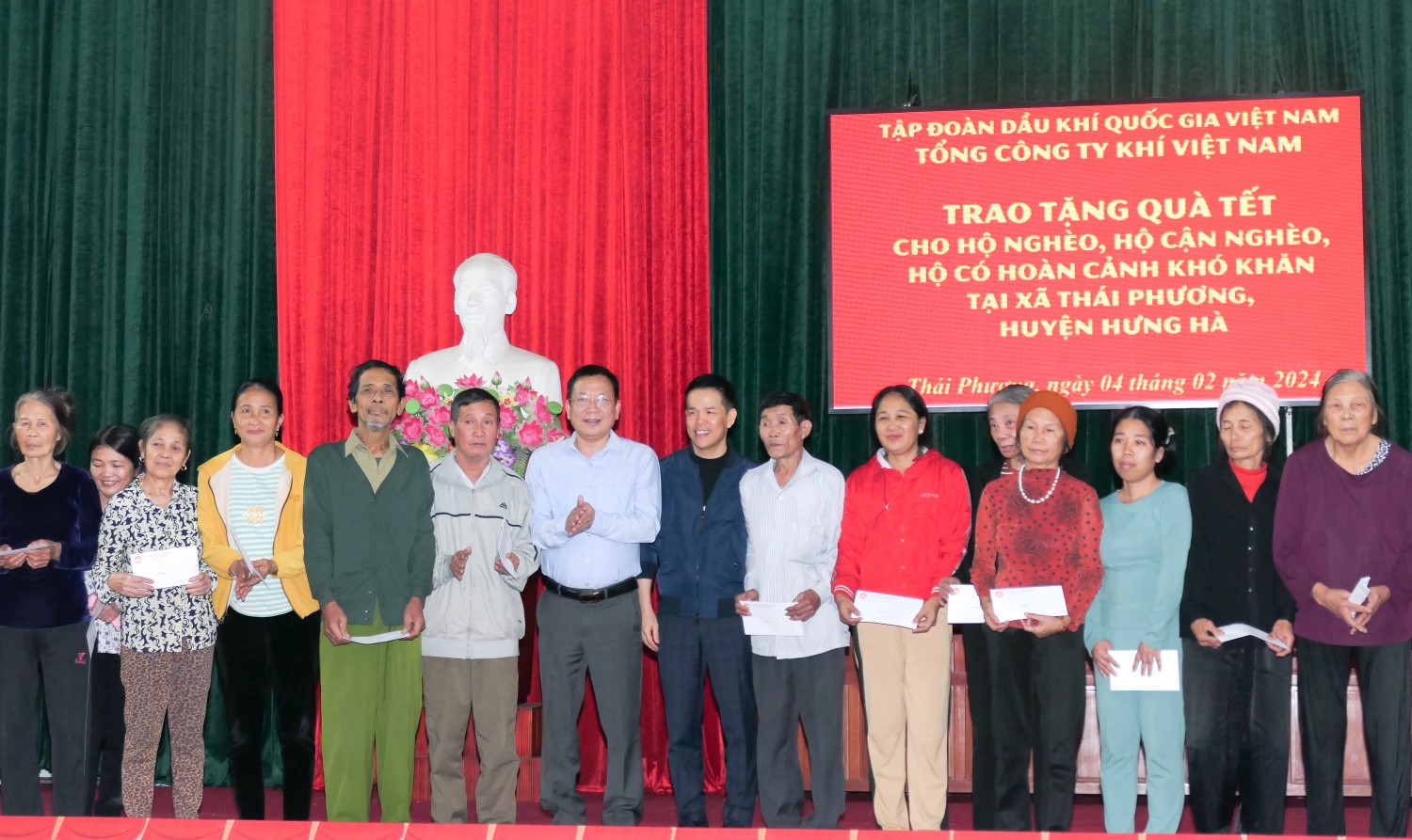 Petrovietnam/PV Gas mang Tết đến cho các hộ gia đình có hoàn cảnh khó khăn tỉnh Thái Bình