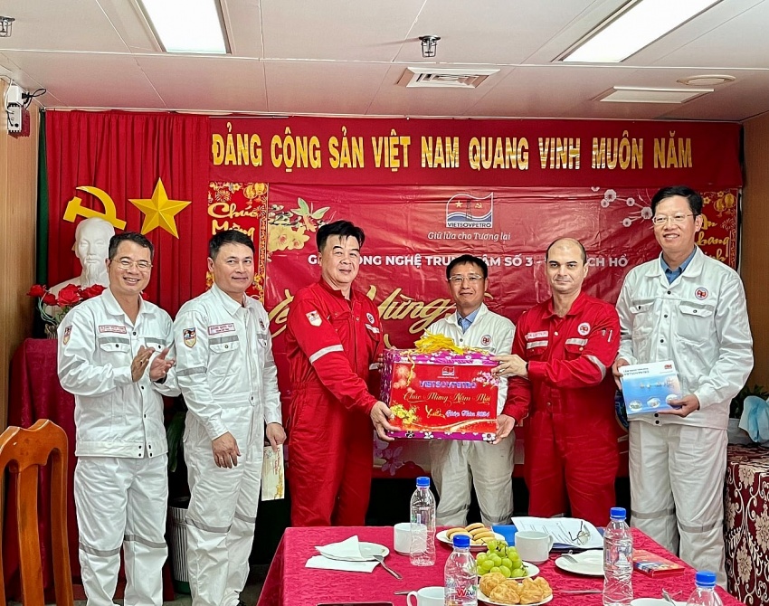 Lãnh đạo Vietsovpetro, Công đoàn Vietsovpetro chúc tết CBCNV-NLĐ giàn CNTT số 3