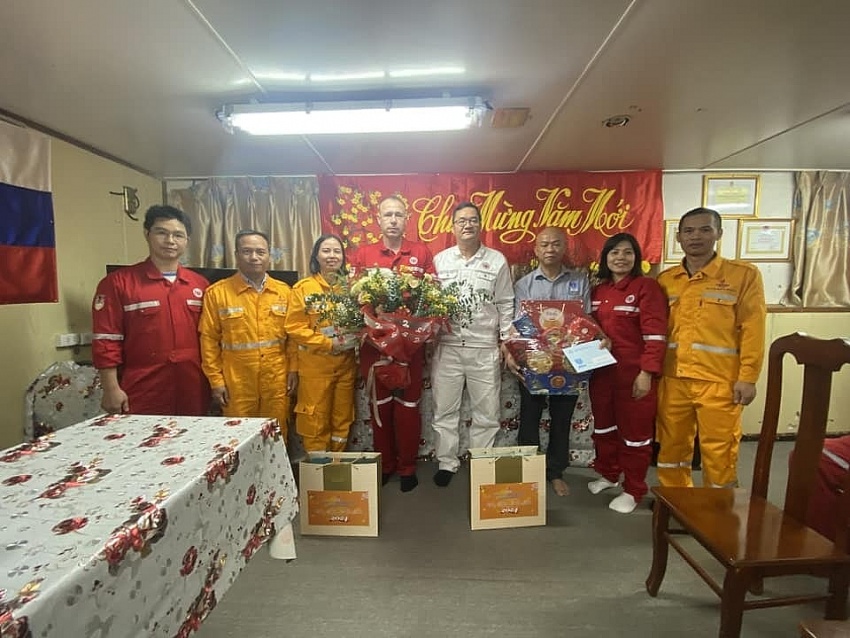 Lãnh đạo, Công đoàn Xí nghiệp khai thác các công trình khí chúc tết CBCNV-NLĐ