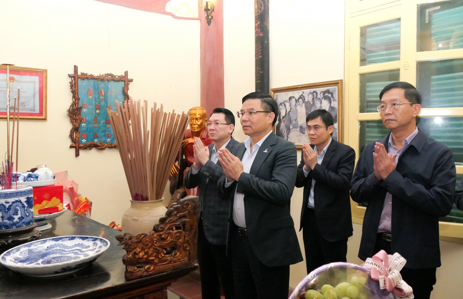 Lãnh đạo Petrovietnam thăm hỏi, chúc Tết nguyên lãnh đạo ngành Dầu khí Việt Nam Lãnh đạo Petrovietnam thăm hỏi, chúc Tết nguyên lãnh đạo ngành Dầu khí Việt Nam