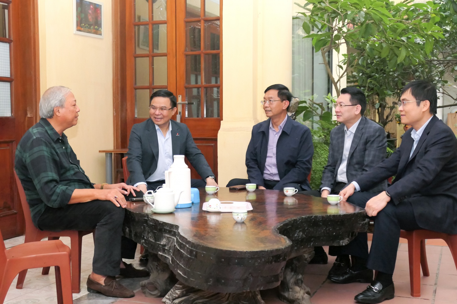 Lãnh đạo Petrovietnam thăm hỏi, chúc Tết nguyên lãnh đạo ngành Dầu khí Việt Nam Lãnh đạo Petrovietnam thăm hỏi, chúc Tết nguyên lãnh đạo ngành Dầu khí Việt Nam