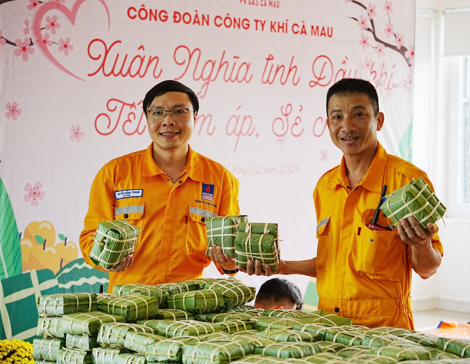 Các CBCNV-NLĐ PV GAS CA MAU quây quần gói bánh chưng
