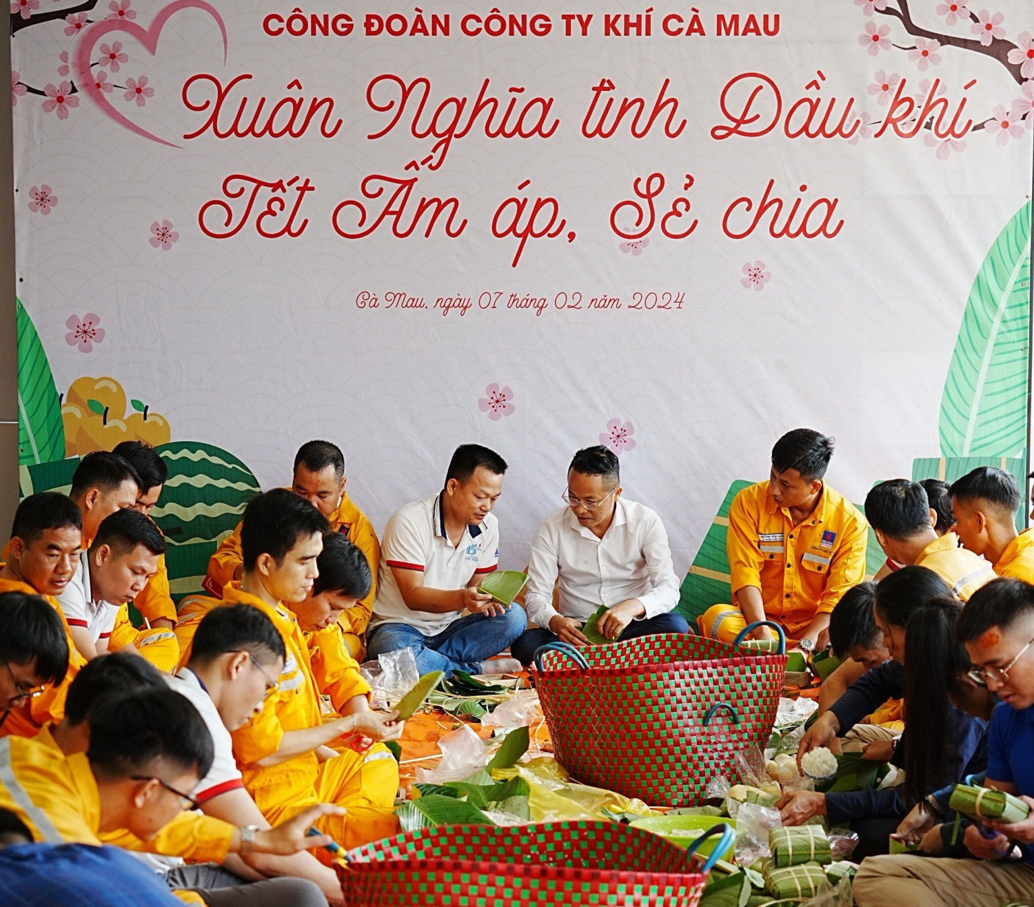 Ai cũng vui cười, hân hoan khoe thành quả của mình