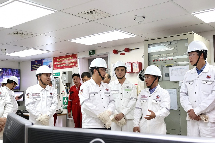 Ban lãnh đạo Xí nghiệp Khai thác Dầu khí chúc Tết người lao động trên các công trình biển Ban lãnh đạo Xí nghiệp Khai thác Dầu khí chúc Tết người lao động trên các công trình biển