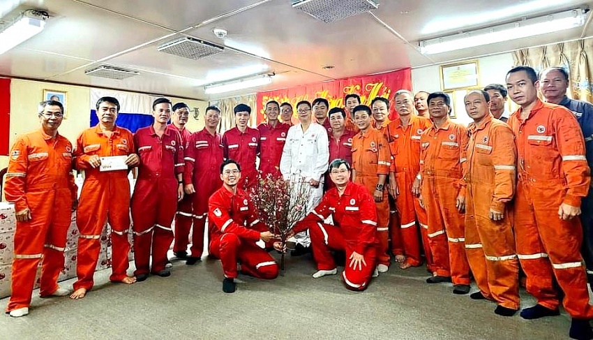 Ban lãnh đạo Xí nghiệp Khai thác Dầu khí chúc Tết người lao động trên các công trình biển Ban lãnh đạo Xí nghiệp Khai thác Dầu khí chúc Tết người lao động trên các công trình biển
