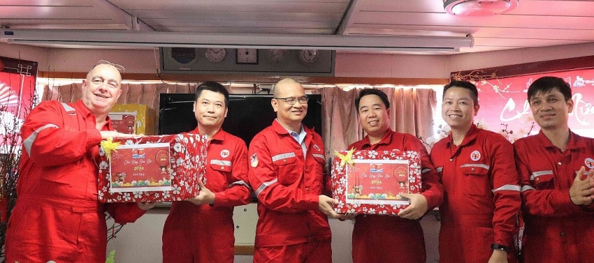 Ban lãnh đạo Xí nghiệp Khai thác Dầu khí chúc Tết người lao động trên các công trình biển Ban lãnh đạo Xí nghiệp Khai thác Dầu khí chúc Tết người lao động trên các công trình biển