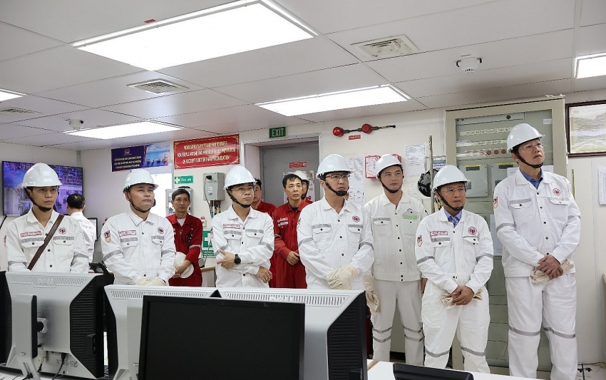 Ban lãnh đạo Xí nghiệp Khai thác Dầu khí chúc Tết người lao động trên các công trình biển