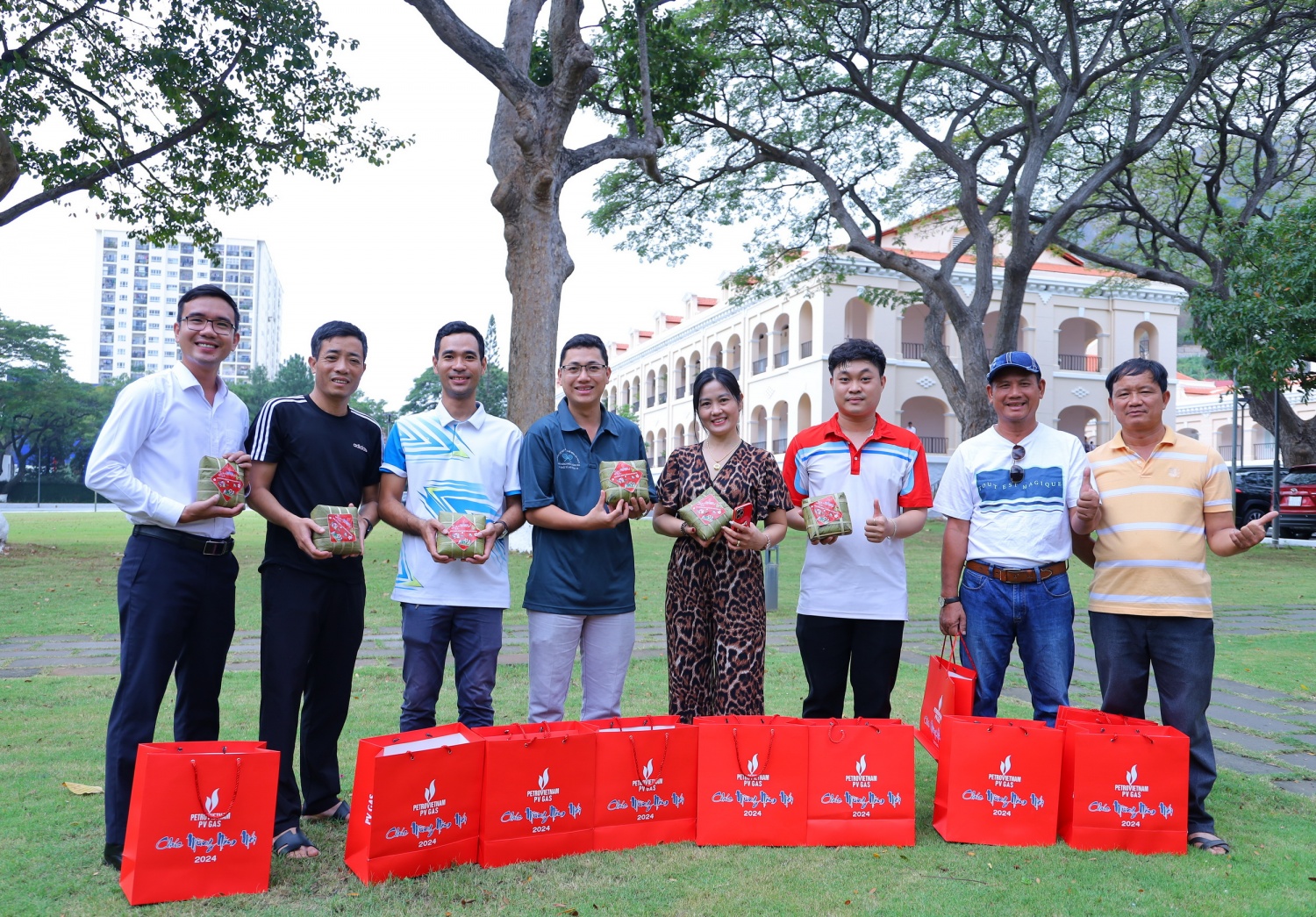 Những món quà nhỏ nhưng ý nghĩa được trao đến tay các CBCNV-NLĐ