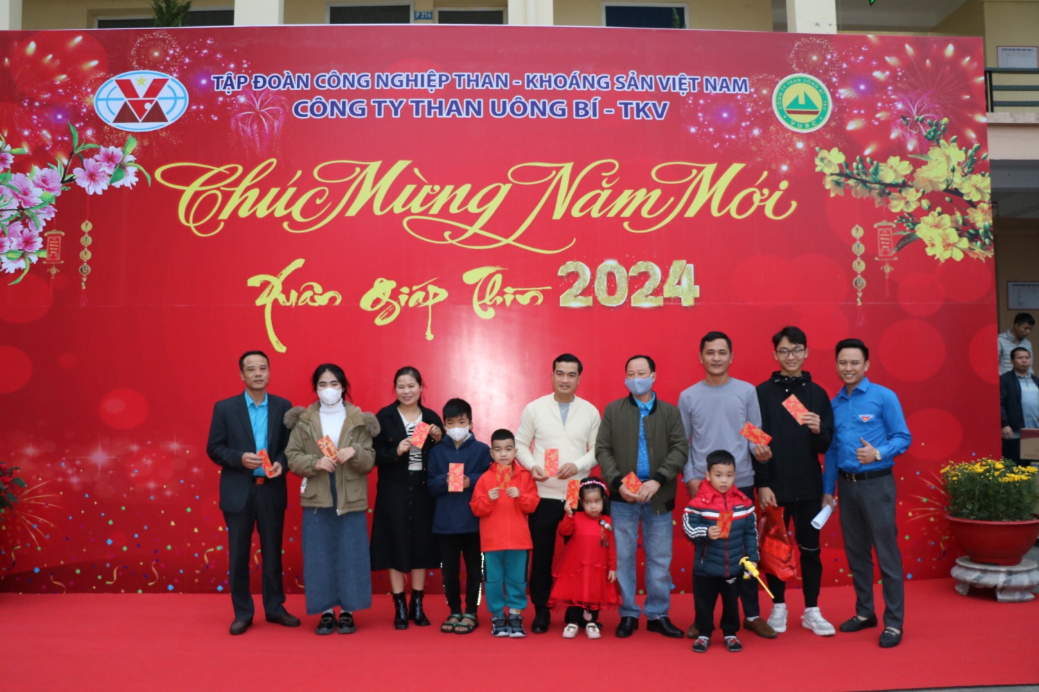 Các đơn vị khai thác than Miền Tây - Quảng Ninh đưa người lao động về quê đón Tết