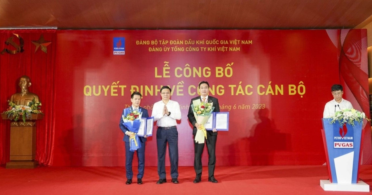 Ông Nguyễn Thanh Bình và ông Phạm Văn Phong nhận quyết định công tác cán bộ Ông Nguyễn Thanh Bình và ông Phạm Văn Phong nhận quyết định công tác cán bộ
