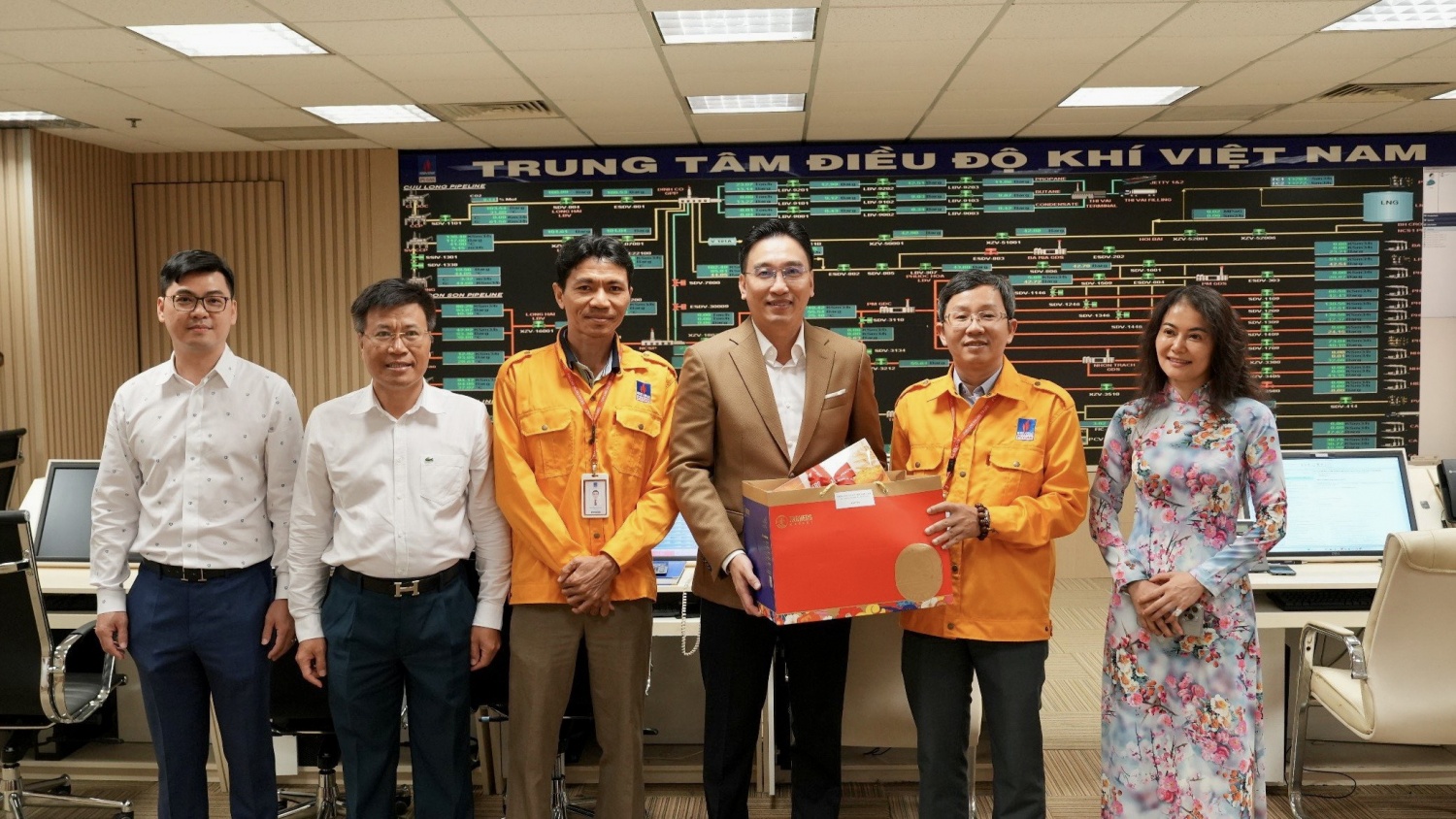 Ban lãnh đạo quan tâm, thăm hỏi và động viên lực lượng trực đêm Giao thừa tại toà nhà PV GAS Ban lãnh đạo quan tâm, thăm hỏi và động viên lực lượng trực đêm Giao thừa tại toà nhà PV GAS