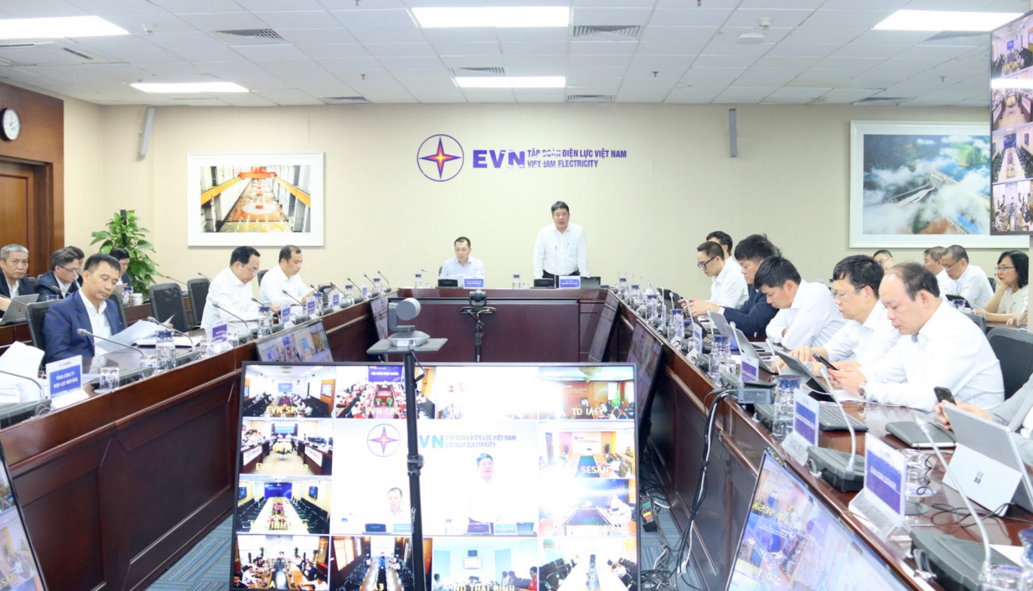 Lãnh đạo EVN chủ trì cuộc họp