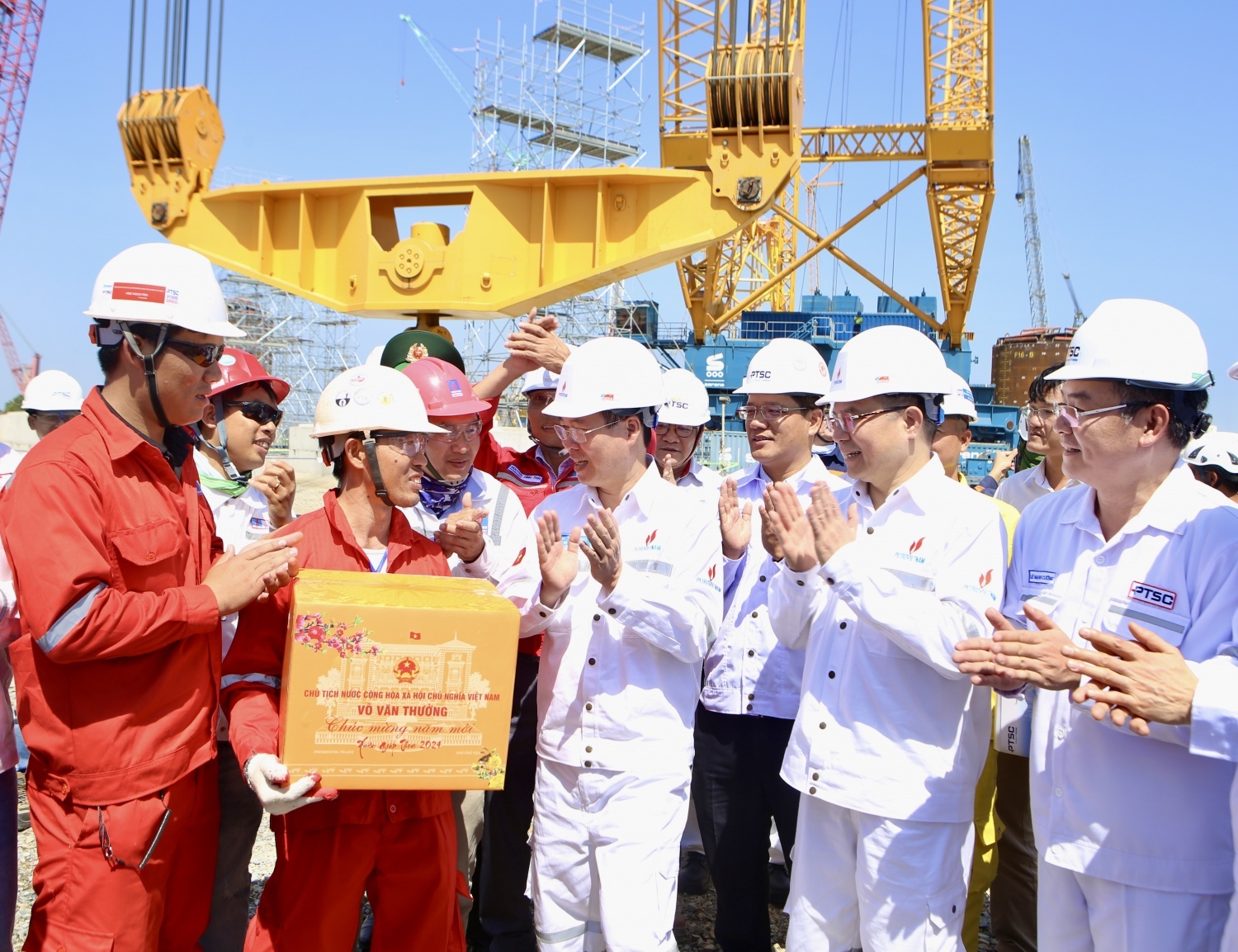 Chủ tịch nước tặng quà cho người lao động trên công trường PTSC Chủ tịch nước tặng quà cho người lao động trên công trường PTSC