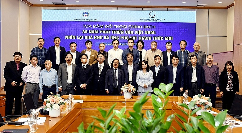 Tọa đàm có sự tham gia của các nhà hoạch định chính sách và các chuyên gia kinh tế.