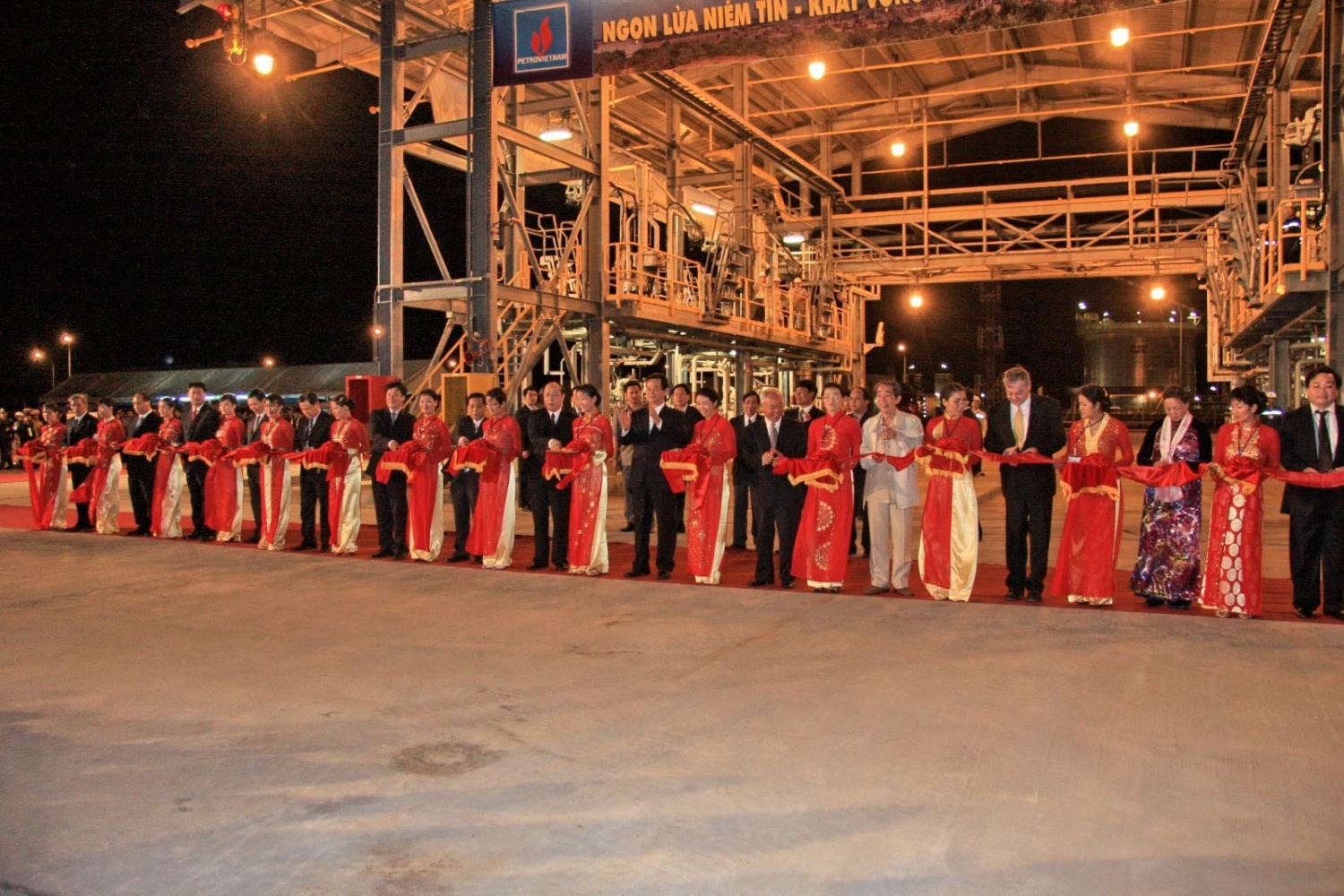 NMLD Dung Quất kỷ niệm 15 năm ngày xuất bán dòng sản phẩm thương mại đầu tiên NMLD Dung Quất kỷ niệm 15 năm ngày xuất bán dòng sản phẩm thương mại đầu tiên