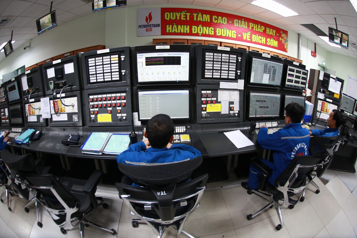 NMLD Dung Quất kỷ niệm 15 năm ngày xuất bán dòng sản phẩm thương mại đầu tiên NMLD Dung Quất kỷ niệm 15 năm ngày xuất bán dòng sản phẩm thương mại đầu tiên