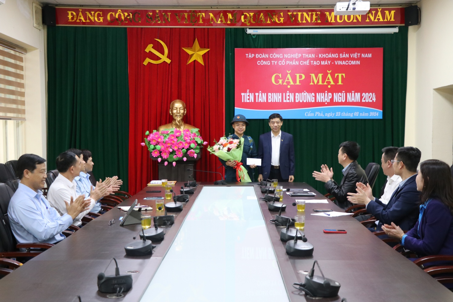 Tuổi trẻ TKV nô nức nhập ngũ bảo vệ Tổ quốc Tuổi trẻ TKV nô nức nhập ngũ bảo vệ Tổ quốc