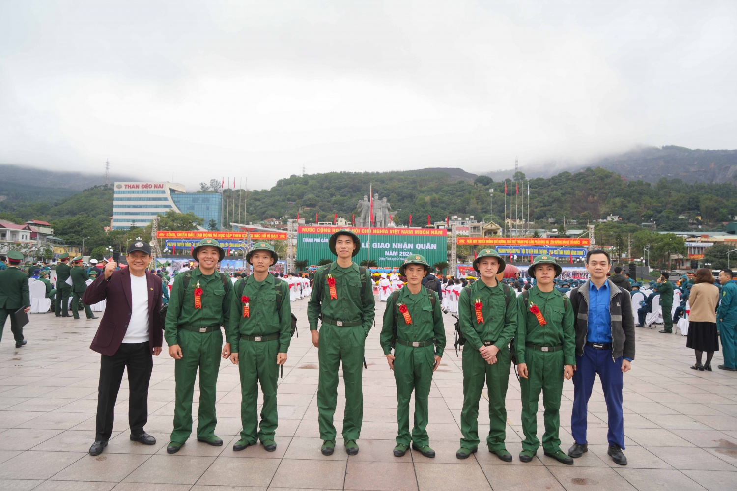 Tuổi trẻ TKV nô nức nhập ngũ bảo vệ Tổ quốc Tuổi trẻ TKV nô nức nhập ngũ bảo vệ Tổ quốc