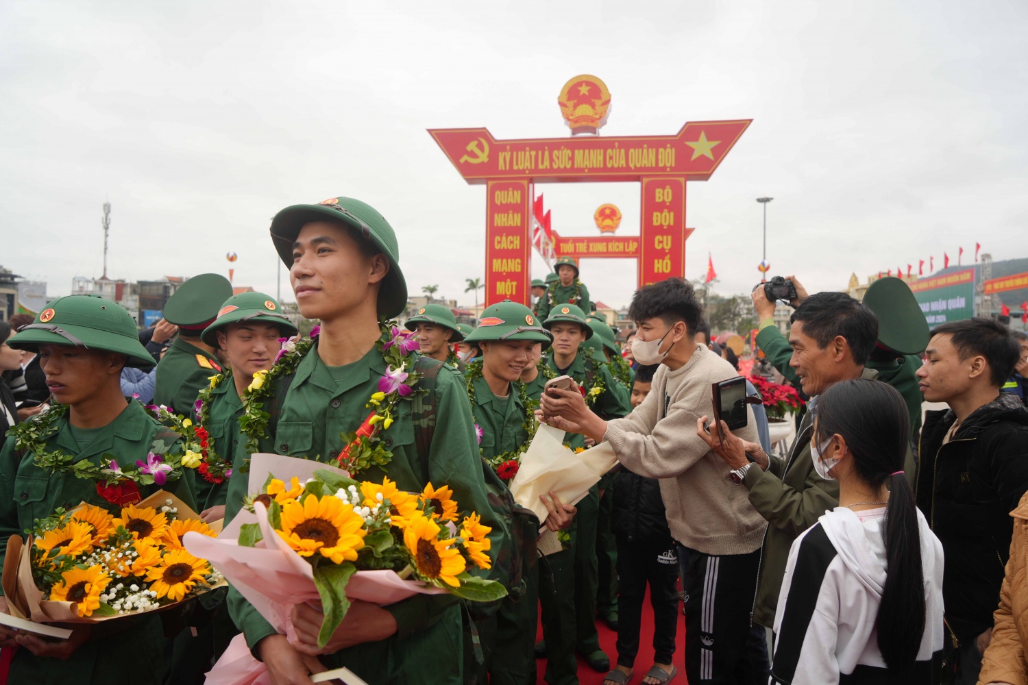 Tuổi trẻ TKV nô nức nhập ngũ bảo vệ Tổ quốc Tuổi trẻ TKV nô nức nhập ngũ bảo vệ Tổ quốc